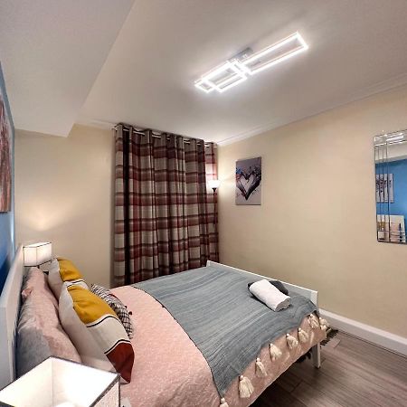 Posh 2-Bedroom, Living Room, Kitchen & 1.5 Bathroom Londres Exterior foto